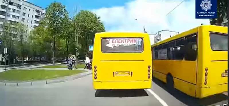 У Львові водій маршрутки ледь не збив жінку з двома дітьми: винного затримали очевидці (Відео)