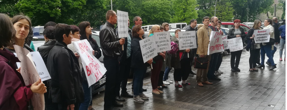 Мешканці Бродівщини пікетують облраду: вимагають заборонити будівництво норкових ферм