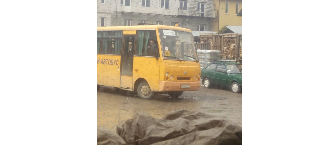 У Турці шкільний автобус перевозить цемент