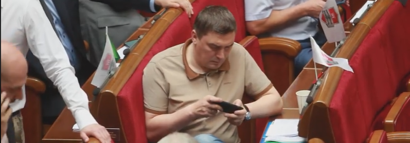 “Клікнув і на пару хвилин зачепився”, – Добродомов грав у гру на телефоні під час засідання ВР (Відео)