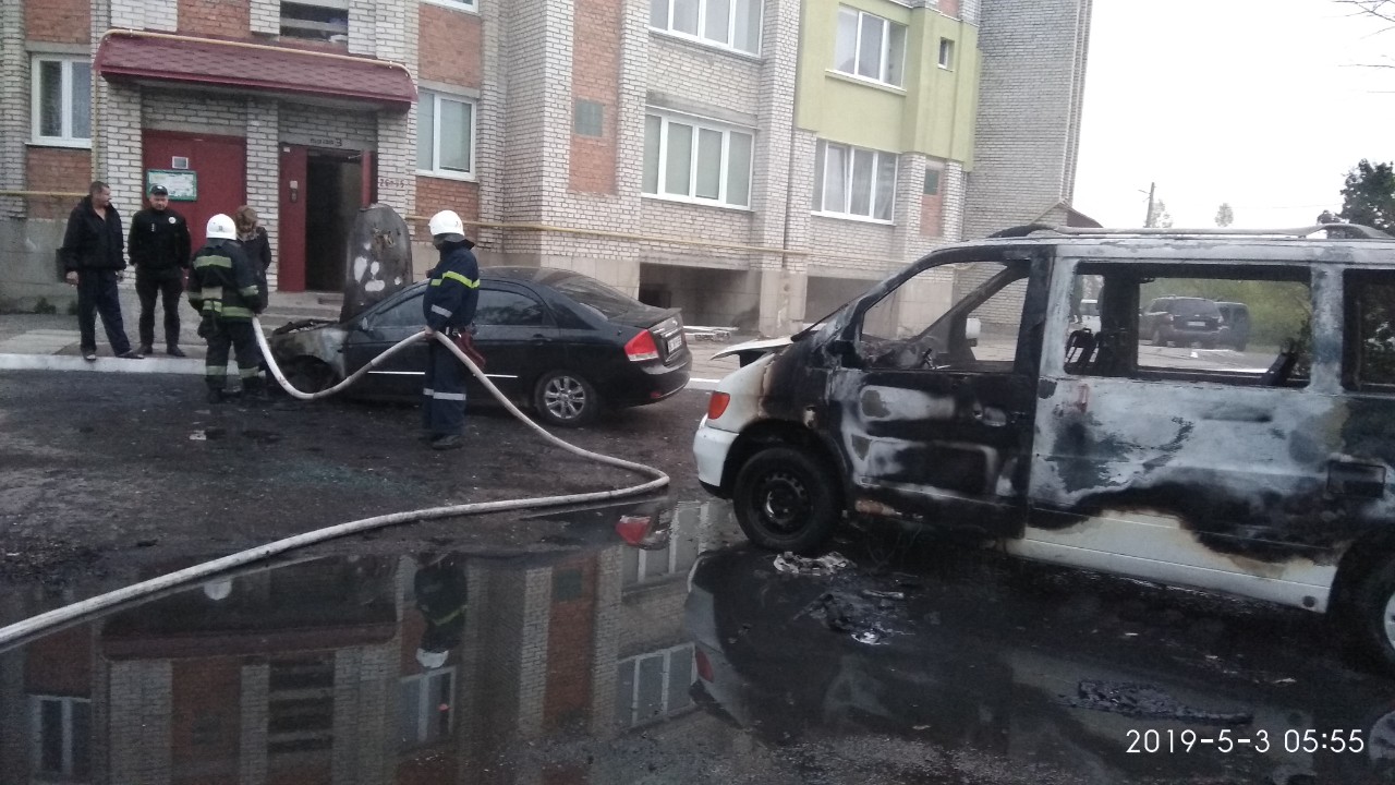 Червоноградець з опіками потрапив до лікарні: намагався врятувати палаючий автомобіль