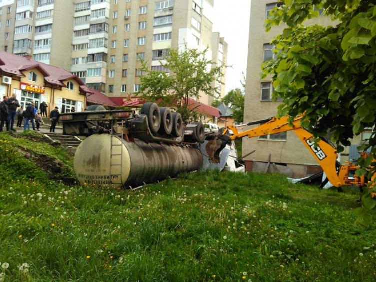 У Трускавці посеред міста перекинулася вантажівка з цистерною