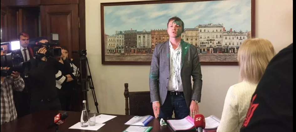 Львівських чиновників облили фарбою (ВІДЕО)