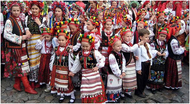 В Яворові на фестивалі покажуть вишиванки старожили та навіть немовлята