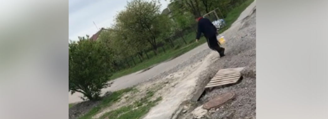 У Радехові чоловік відром крав щебінь з дороги (Відео)