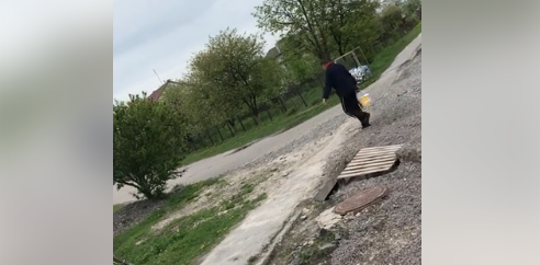 У Радехові чоловік відром крав щебінь з дороги (Відео)