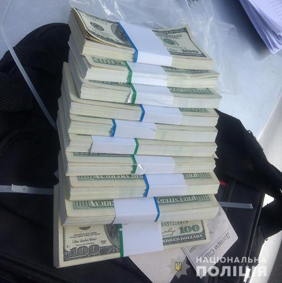 100 тисяч доларів США чи акція протесту: двоє львів’ян шантажували чиновника