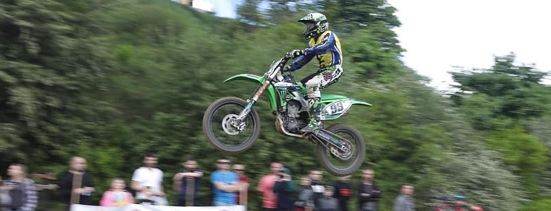 Тисячі людей прийшли подивитися на мотогонки на Майорівці