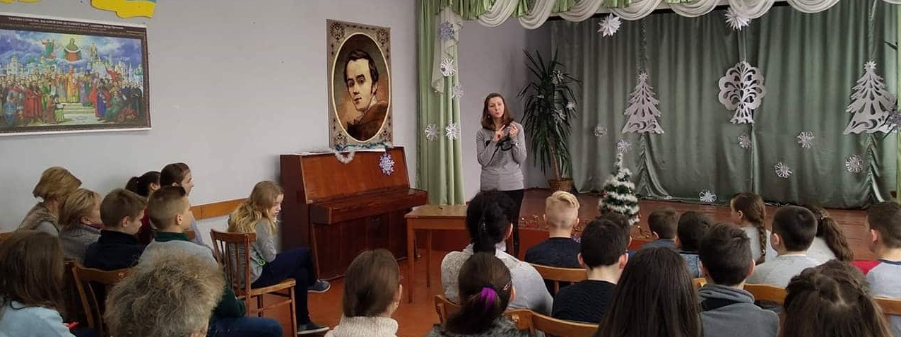 Вчителька на Пустомитівщині одягнула окуляри, хоча їх не носить: як зарадити булінгу в школах?  