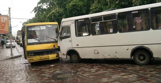 У Львові зіткнулося дві маршрутки: серед потерпілих – вагітна з Мостищини