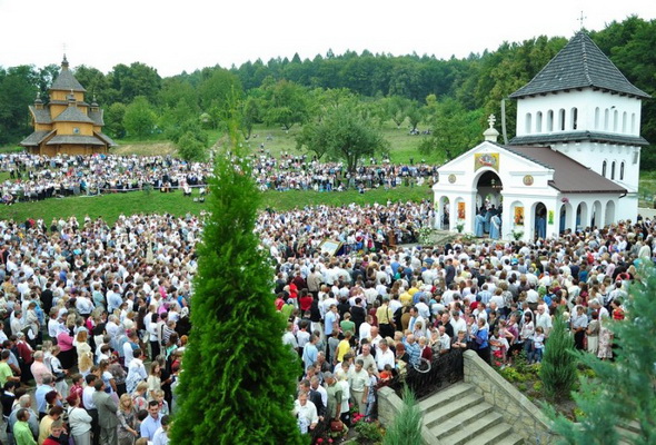 Більше тисячі паломників до Унева супроводжує поліція