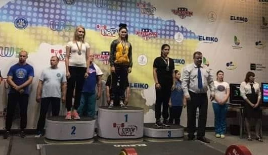 «Я присідала зі штангою вагою 125 кілограм»: 15-річна яворівчанка перемогла на Чемпіонаті України