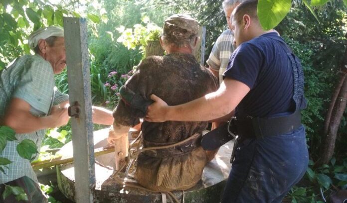 На Яворівщині рятувальники витягнули з колодязя чоловіка