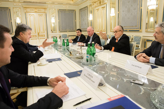 Адвокат Трампа закликав Зеленського розпочати розслідування проти Порошенка