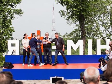 Вакарчук показав трьох людей, що фінансують “Голос”