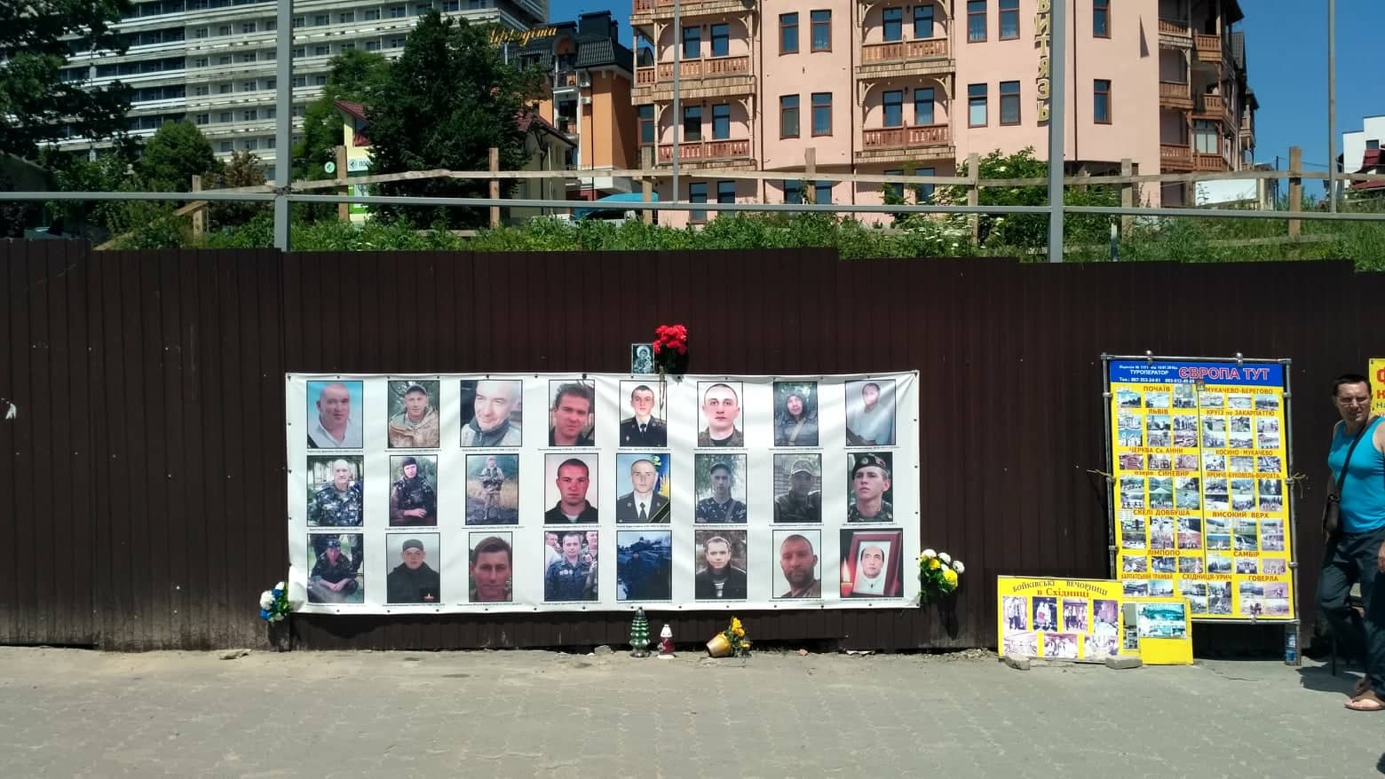 У Трускавці світлини героїв АТО розмістили на паркані будмайданчика