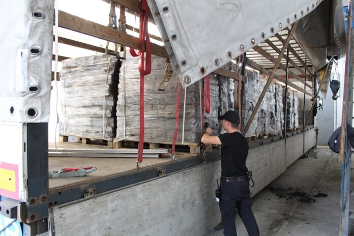 На Яворівщині лабрадор Чок винюхав контрабандні цигарки