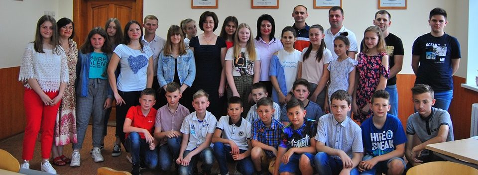 У Самборі випускники через 10 років зробили школі подарунок