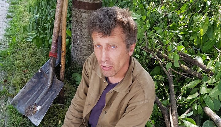 У Новому Роздолі чоловік затягує дітей у кущі