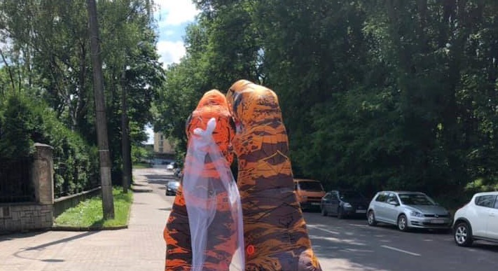 У Львові одружились динозаври (Відео)