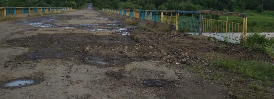 «За день і гроші з’явились, і техніка»: аварійний міст в Ясениці почали ремонтувати