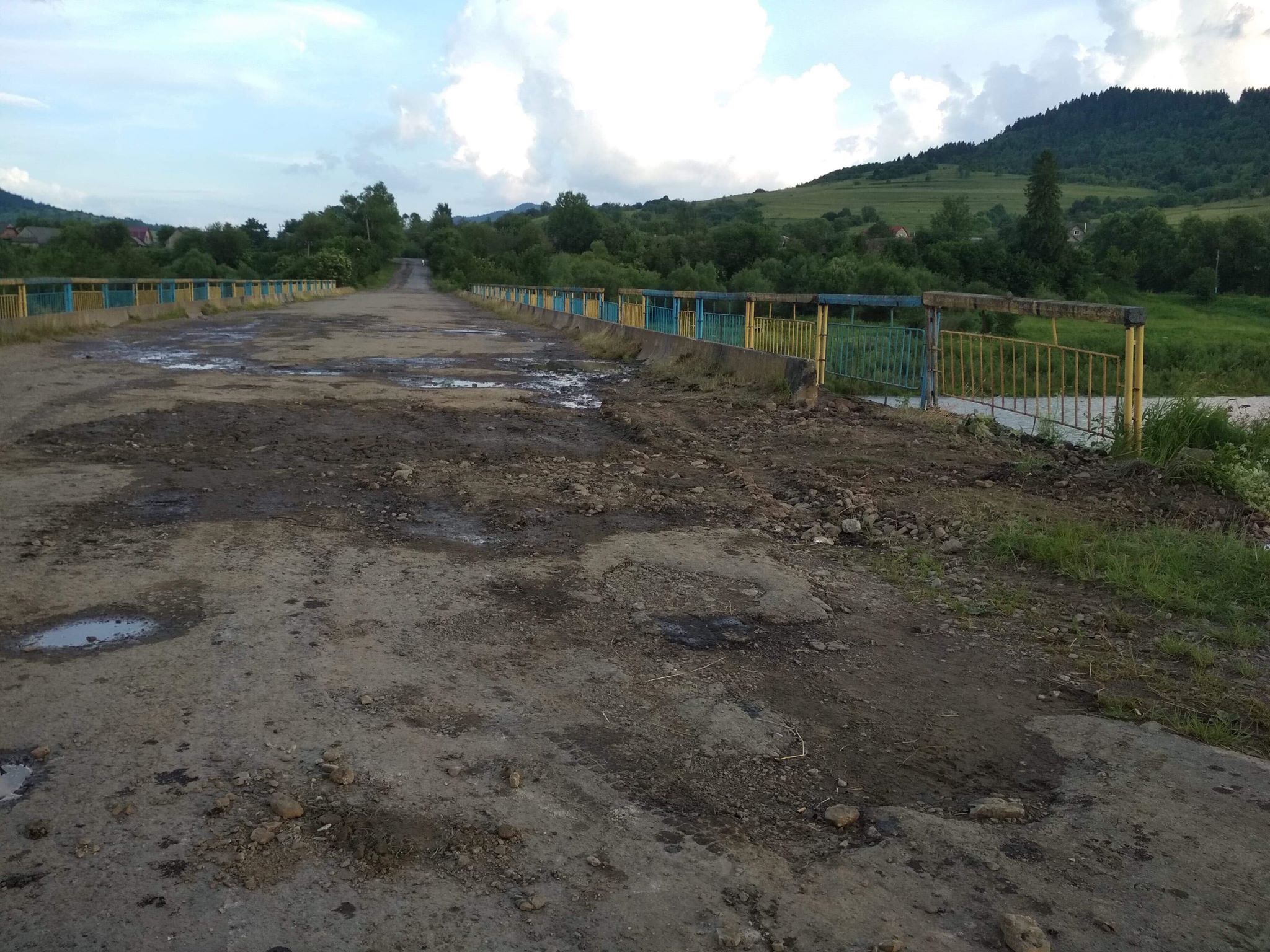 «За день і гроші з’явились, і техніка»: аварійний міст в Ясениці почали ремонтувати