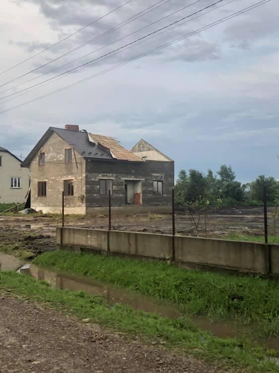 «Кульова блискавка відрізала дах, наче ножем»: на Миколаївщині пройшов буревій