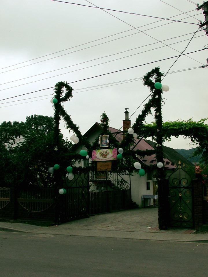 На Перемишлянщині підняли весільну браму у вигляді п’ятиметрового тризуба