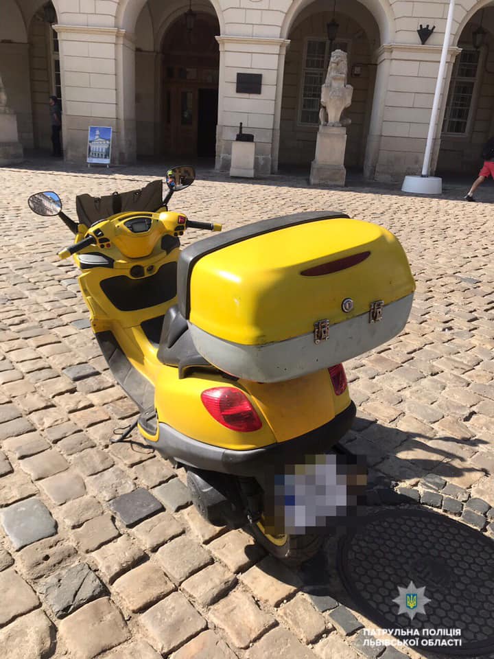 27-річний львів’янин на викраденому скутері наїхав на поліцейського