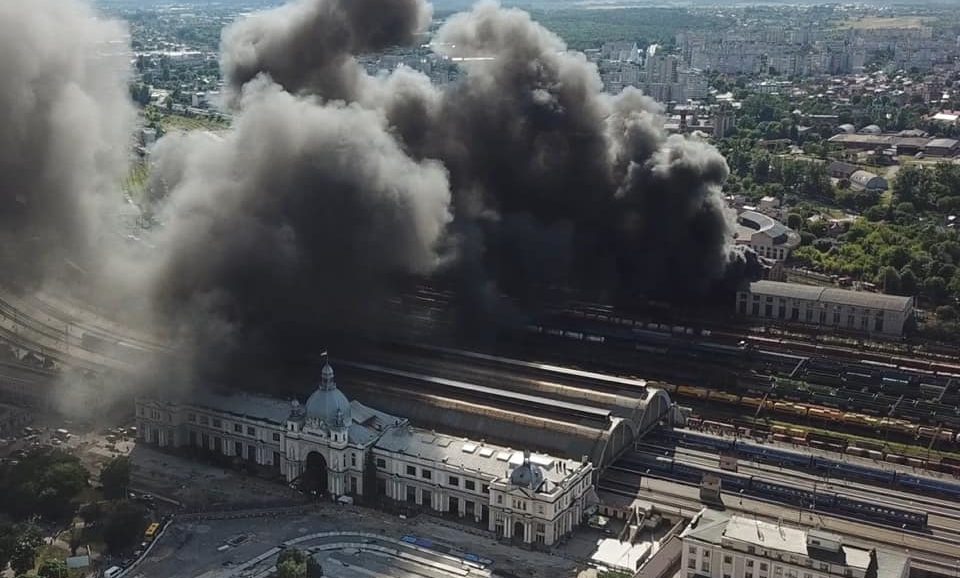У Львові масштабна пожежа: горить локомотивне депо