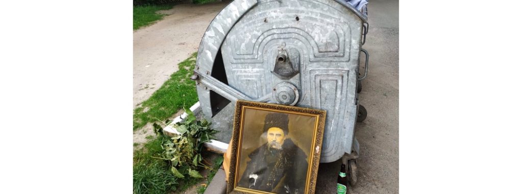 “Поряд з пляшкою з-під пива”: на львівський смітник викинули портрет Тараса Шевченка