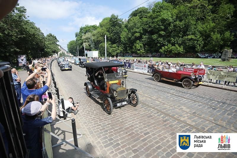 У Львові відбувся заїзд раритетних авто (Відео)
