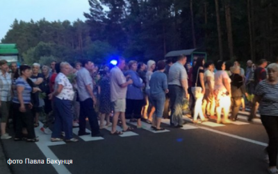 «Уже набридло терпіти таке знущання»: яворівчани уночі перекривали міжнародну трасу