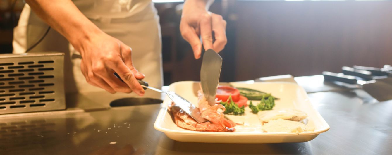 Усі постраждалі відвідувачі ресторану “Озон” їли страви з соусом із сирих яєць