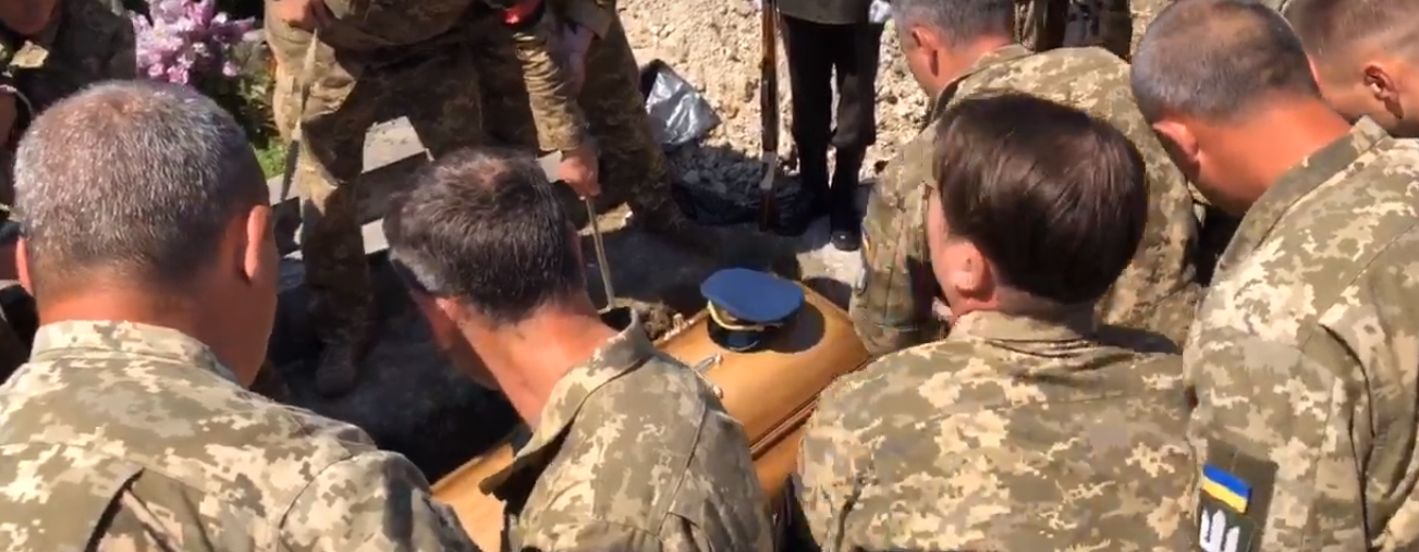 У Бродах сотні людей попрощалися із загиблими льотчиками (ВІДЕО)