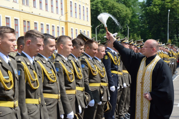 Академію сухопутних військ засипали монетами
