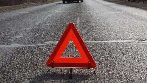 На Мостищині автомобіль в’їхав у електроопору: є загиблий