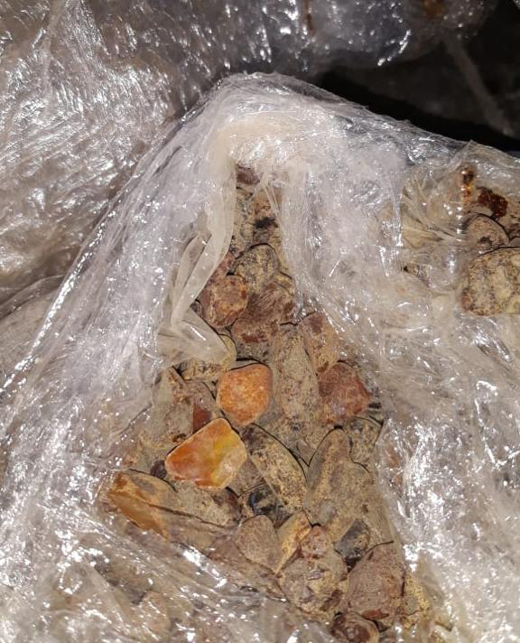 На кордоні затримали водія, який “заправив” авто контрабандним бурштином