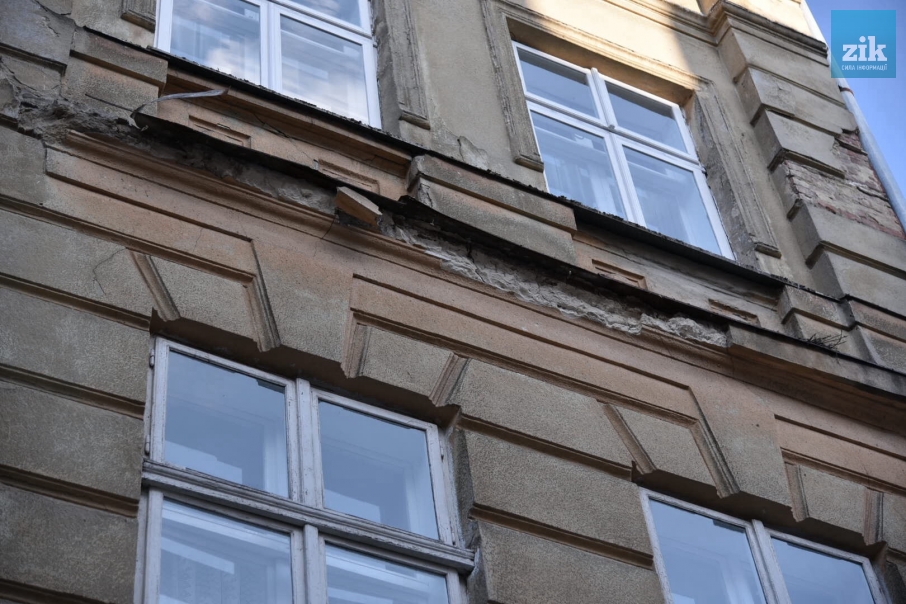 Шматок фасаду травмував дівчину у Львові: третій випадок за півроку