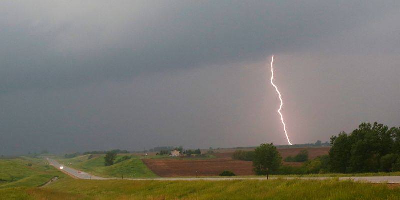 Трагедія у Моршині: жінка не встигла заховатись від блискавки
