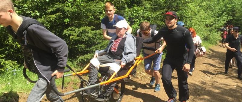 Львівському школяру з інвалідністю допомогли підкорити гору Пікуй