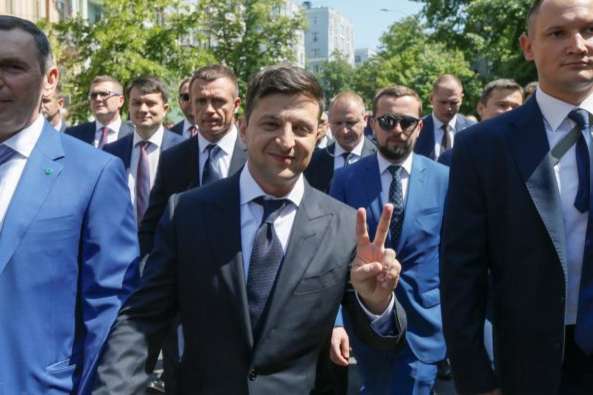 Зеленський попередив обраних депутатів від «Слуги народу», що їх можуть вигнати