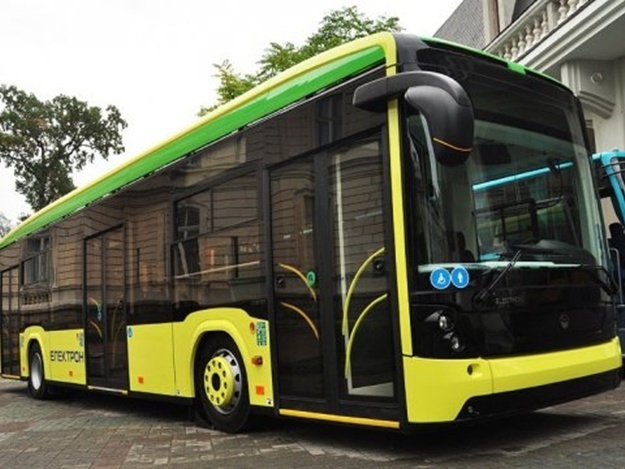 66-річній львів’янці водій маршрутки дверима переламав руку