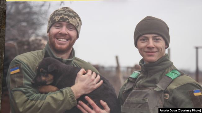 У Львові військовий капелан презентував фотовиставку бійців з їх собаками та котами