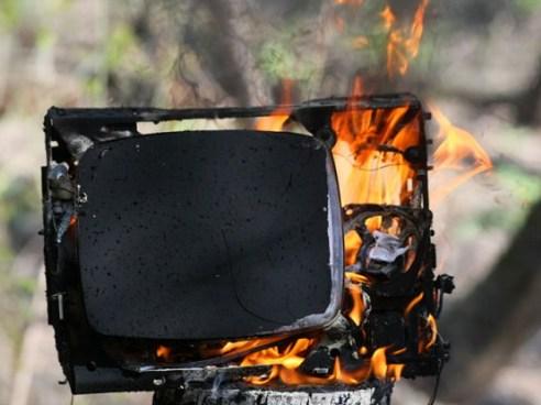 На Яворівщині уночі вибухнув телевізор: чоловікові вогонь обпік обличчя