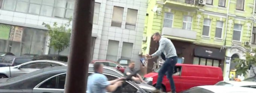 «Я хотів помститися йому за всі ті п’ять років принижень»: боєць «Азову», що заскочив на машину Порошенка (ВІДЕО)