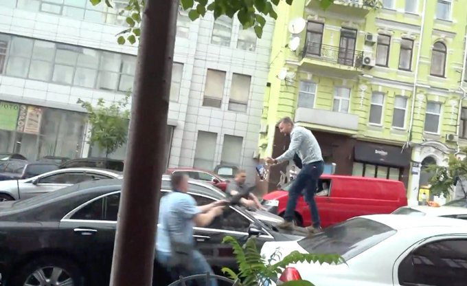 «Я хотів помститися йому за всі ті п’ять років принижень»: боєць «Азову», що заскочив на машину Порошенка (ВІДЕО)