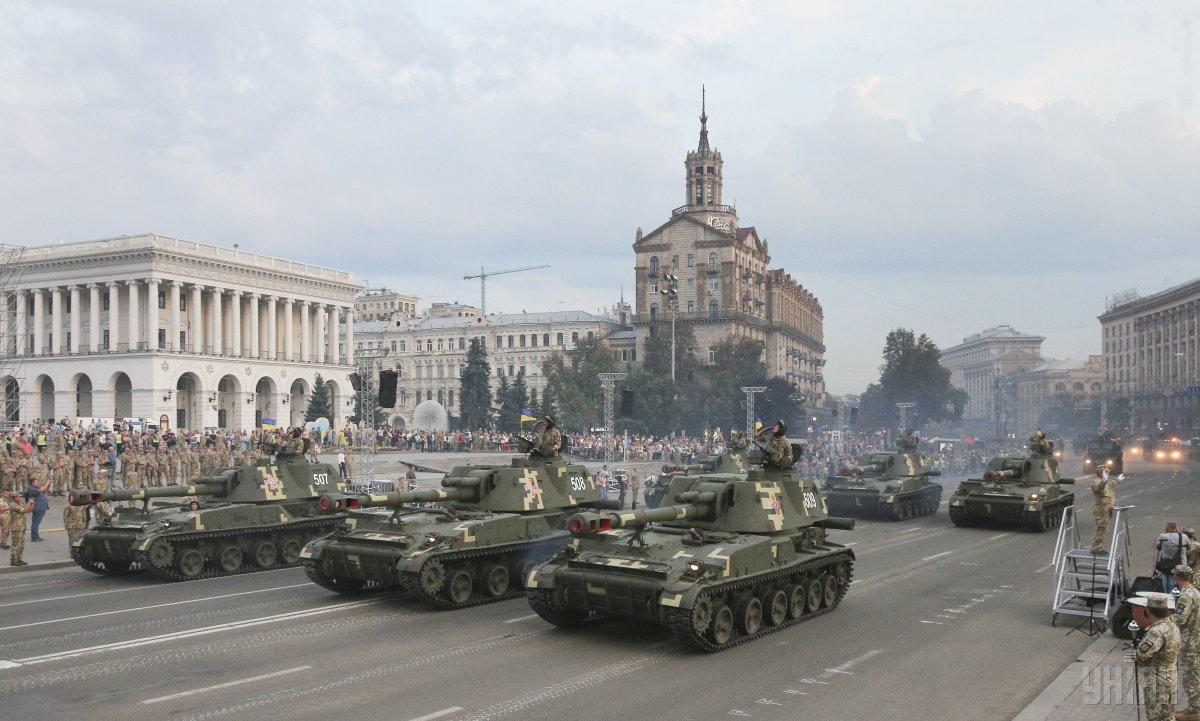 В уряді підготують варіанти як здійснити виплати військовим і провести парад