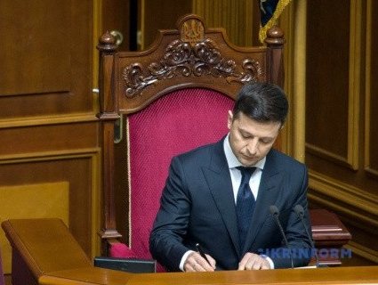 Зеленського розкритикували за затягування підписання законів про імпічмент та “Пласт”