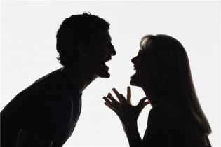 Червоноградка у суді просила не карати її чоловіка-тирана